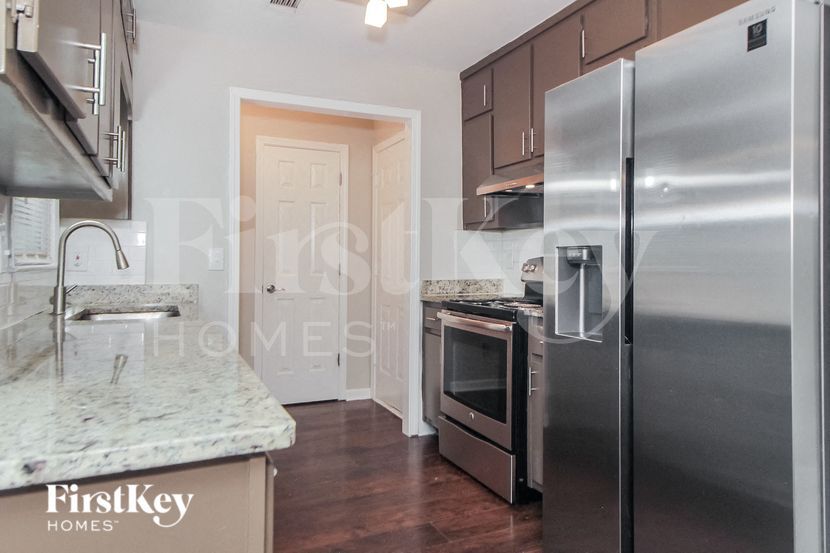 Building Photo - 1985 Castle Royale Dr