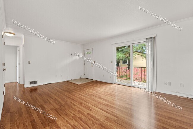 Building Photo - Charming Upstairs 2BD/1BA in the Heart of ...