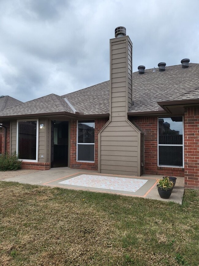 Building Photo - (3) Bed/(2) Bath + Study/Office in NW Norman! Storm Shelter! Neighborhood Pool!