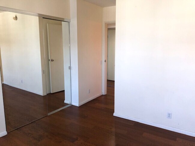 Building Photo - Large 1 bedroom 1 bath in Luxury High Rise...