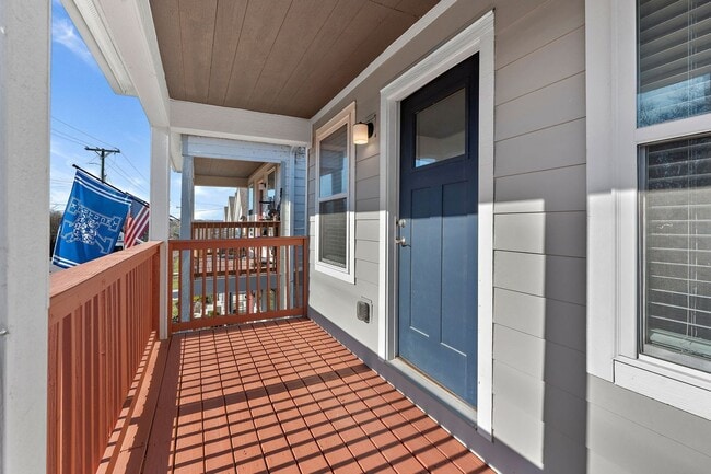 Building Photo - Available Now! 4 Bed, 3.5 Bath, Convenient Charlotte Park location!