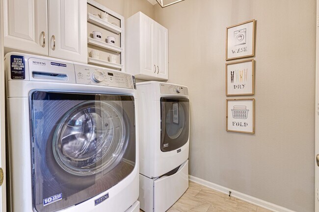 Building Photo - Spacious 4 Bedroom Home with Loft – Prime ...