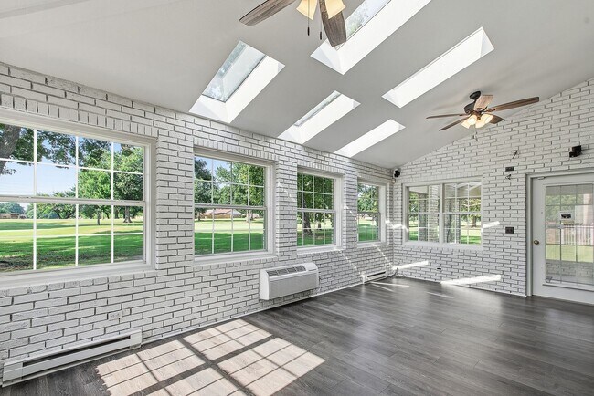 Building Photo - 408 W Fairway Ct