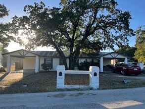 Building Photo - 2112 Tanglewood St