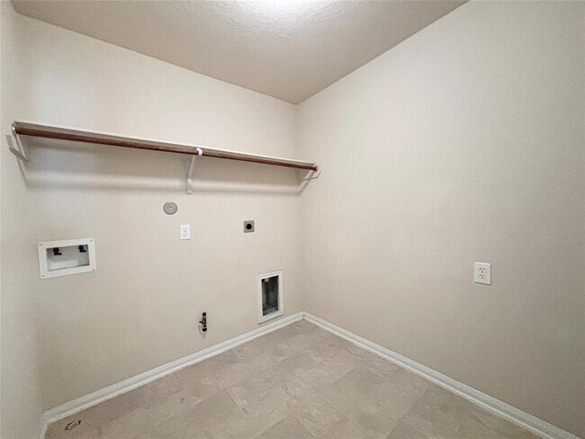Building Photo - 14851 Fir Knoll Way