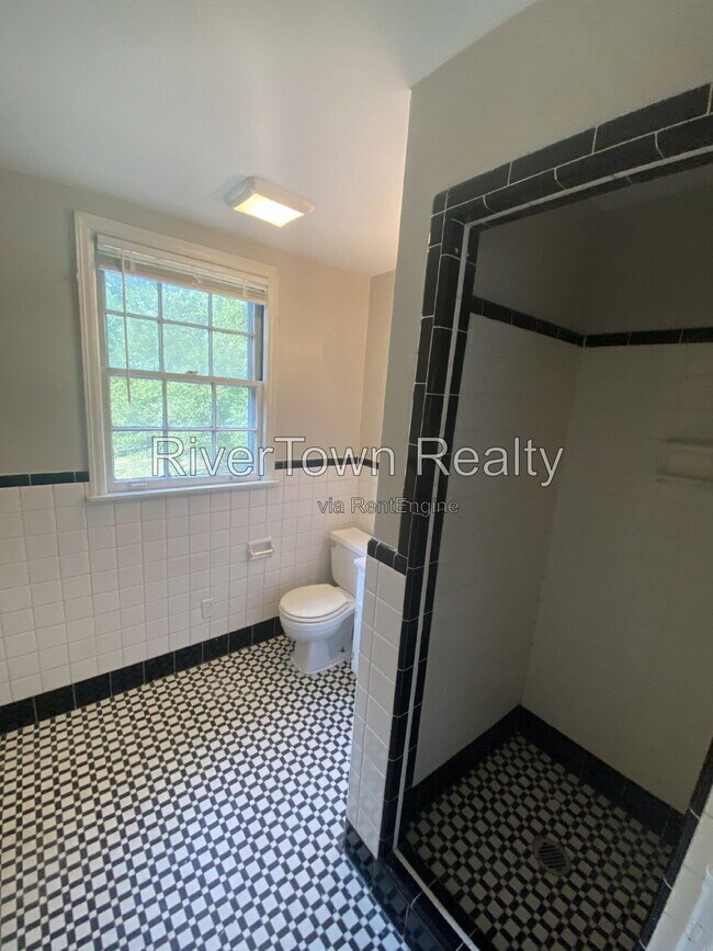 Building Photo - 3570 Poplar Ave