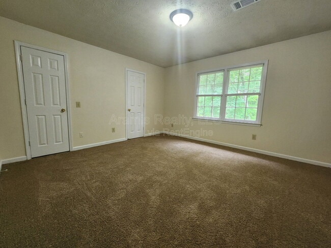 Building Photo - 2101 Wexford Dr
