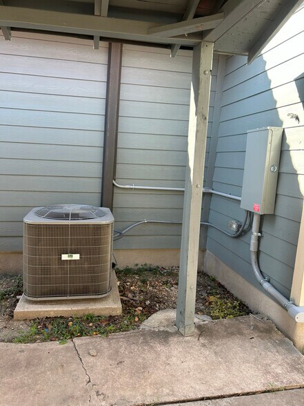 Building Photo - 3224 W Houston St