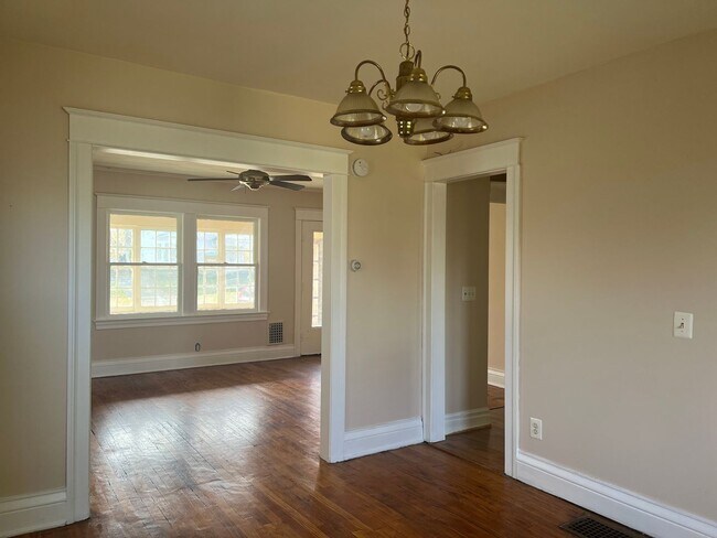 Building Photo - SINGLE FAMIKY FOR RENT IN MAPLEWOOD LOCATION !