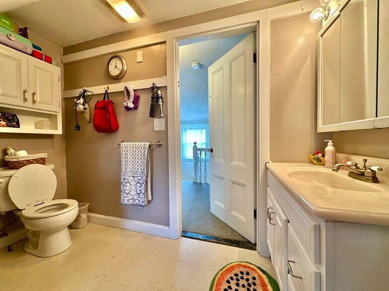 Building Photo - 512 Centre St