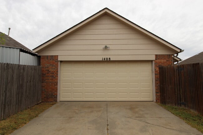 Building Photo - 1408 SW 23rd St