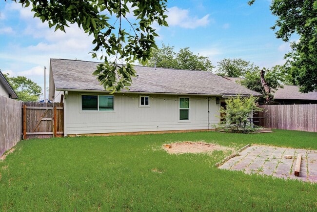 Building Photo - 4405 Button Bend Cir