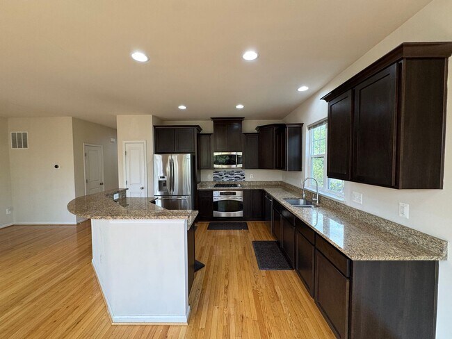 Building Photo - Luxurious 3 Bed 2.5 Bath End-Unit Townhome...