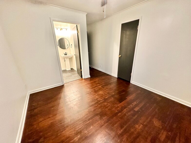 Master Bed - 913 Lynden Blvd