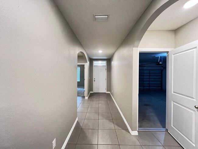 Building Photo - Beautiful, 3 Bedroom Home!!