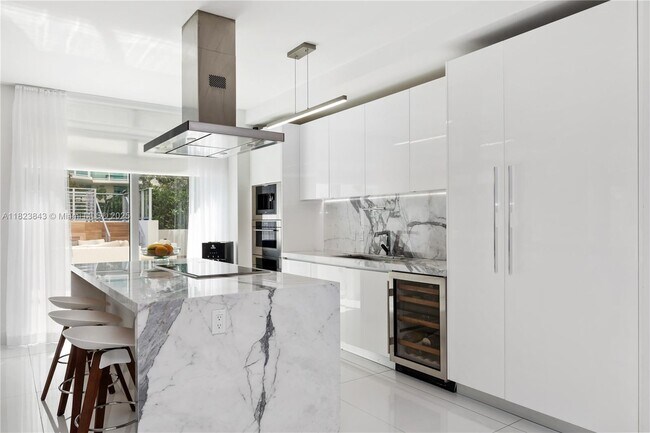 Building Photo - 300 Sunny Isles Blvd