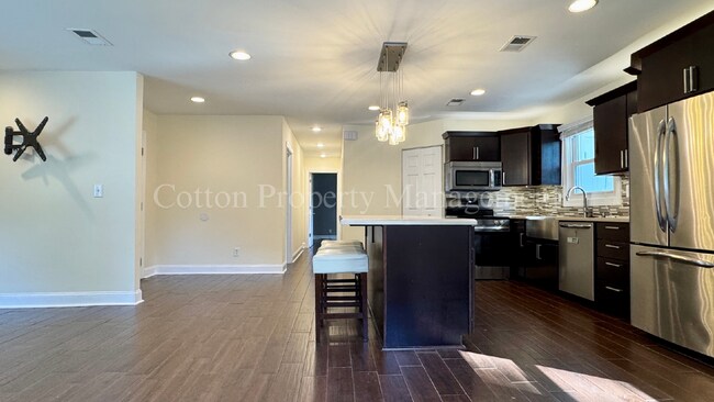 Building Photo - 366 Lullwater Dr