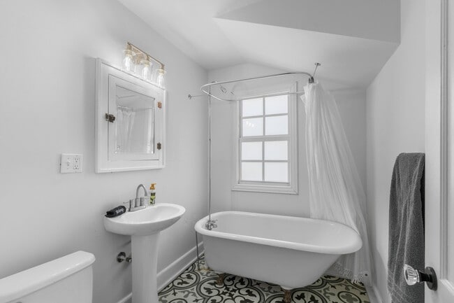 Building Photo - 419 30th St