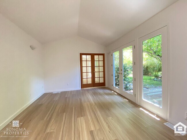 Building Photo - Inviting 3BD/2BA Home in Glen Ellen