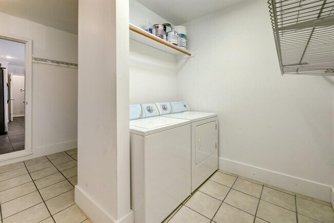 Building Photo - 7519 Schiller-