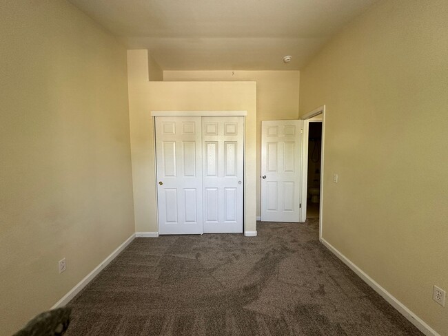 Building Photo - Beautiful 3 bedroom, 2.5 bath two story home