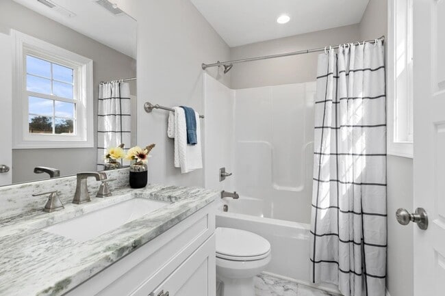 Building Photo - 1013 B St