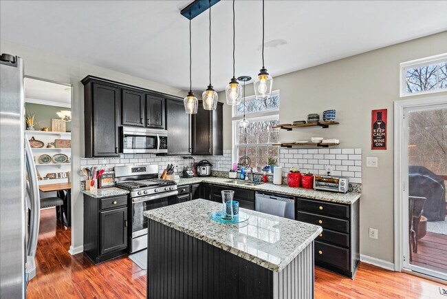 Building Photo - Beautiful 5-bedroom home close to VRE, I-95, shopping and much more!