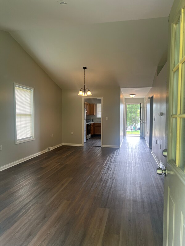 Building Photo - 606 David Ct