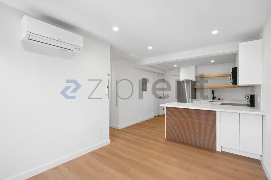Building Photo - Unit D