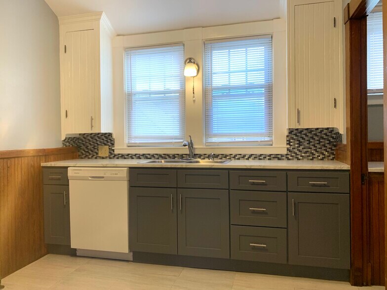 Kitchen+pantry & DW - 13 Jonathan St