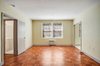Building Photo - Charming Studio in Cathedral Heights! Comm...