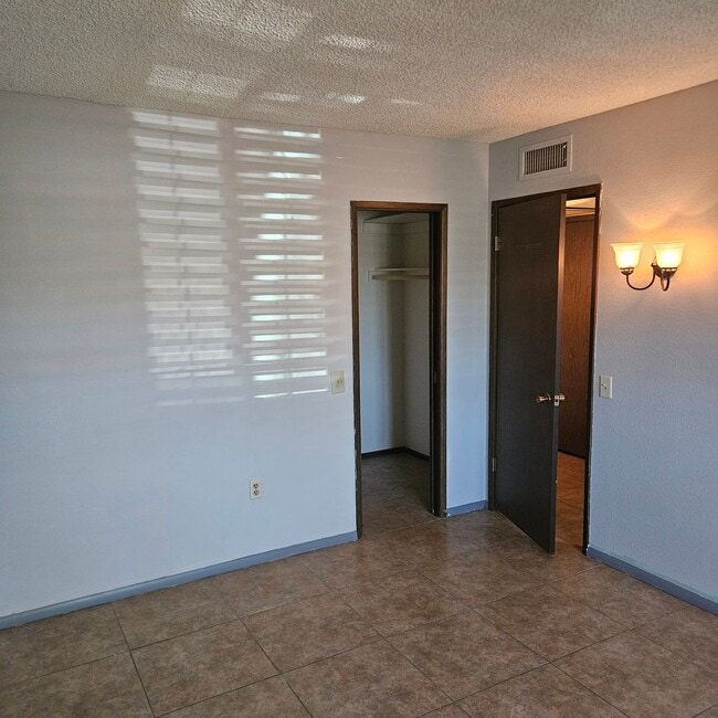 Building Photo - Spacious Home Near Shopping Center