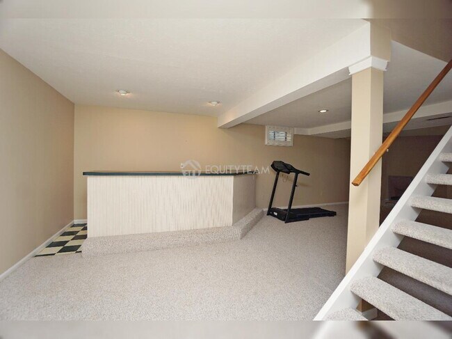 Building Photo - 6275 Hummingbird Dr