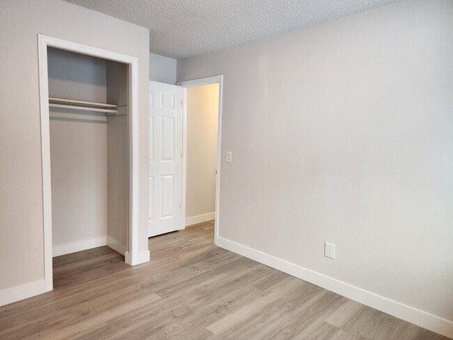 Building Photo - 401 E 8th Ave