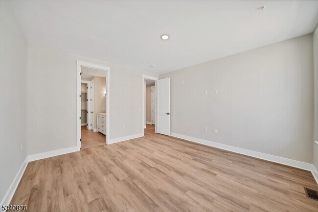 Building Photo - 105 Iris Ct