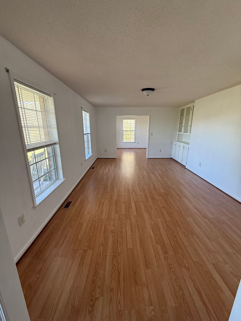 Building Photo - 1013 W Best Rd