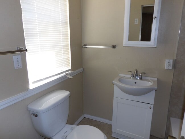 Building Photo - Orange City 3 Bedrooms 2 Bath 900 SQ FT Call Carole Arcaro 386-216-4900