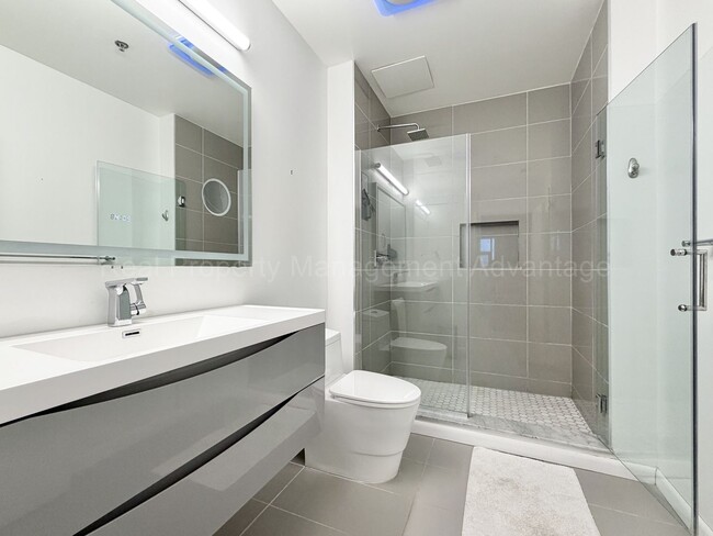 Building Photo - 2BR/2BA Skylofts Condo with Balcony & Garage Parking