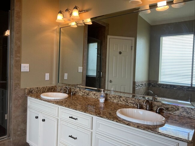 Building Photo - Large Lot Close to to Barksdale Air Force Base w/POOL!!