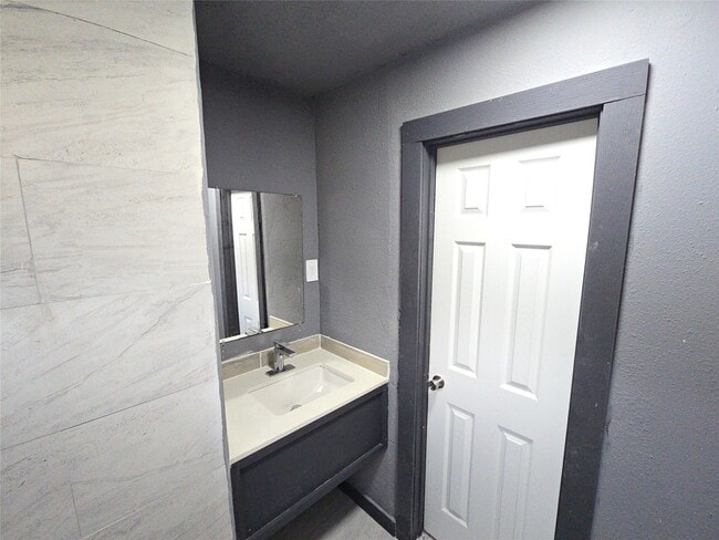 Building Photo - 9010 Linda Vista Rd