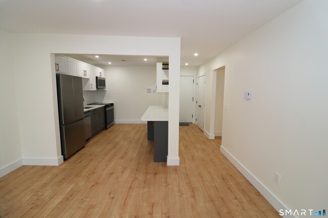 Building Photo - 185 Melba St