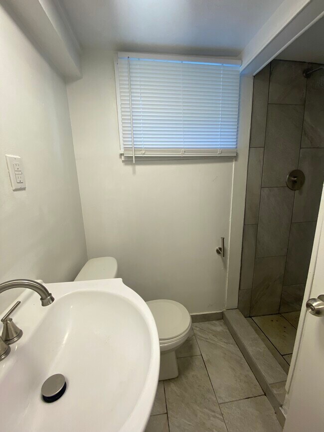 Building Photo - 4046 Tylor Blvd-4