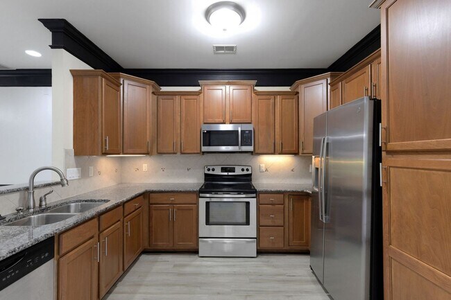 Building Photo - Spacious 3BR Townhome in Fayetteville