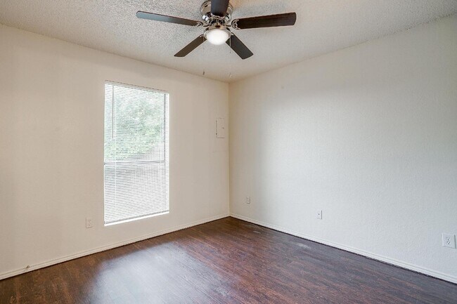Building Photo - Charming 3 Bedroom Home with 2 Full Baths