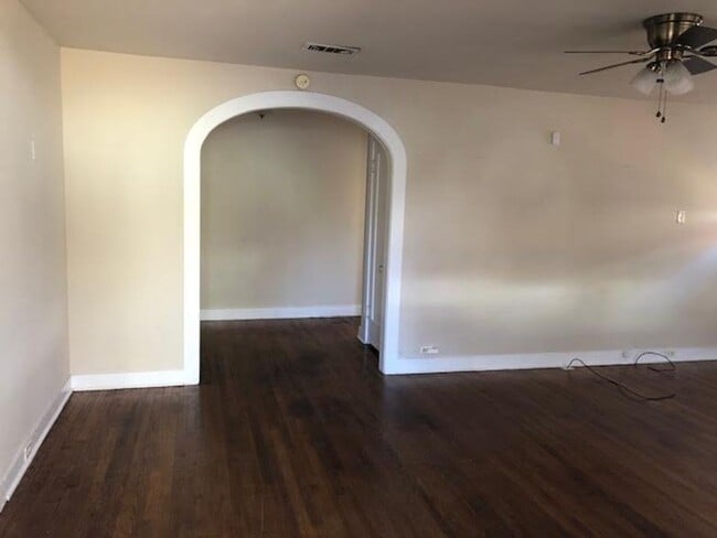 Building Photo - Charming 2/1 in Castle Heights area