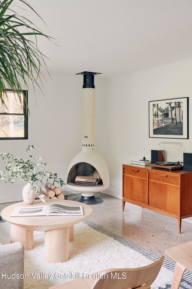 Building Photo - 35 Race Track Rd