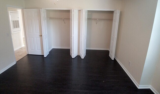 Building Photo - Beautiful  Remodeled First Floor 2/2 Condo...