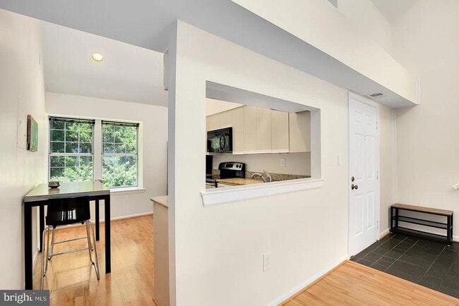 Building Photo - 3369 Lakeside View Dr