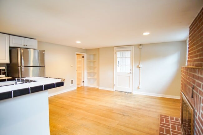 Building Photo - Adorable & Cozy NW 1 Bdr w/Fireplace + Hardwoods!