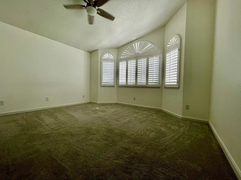 Building Photo - 18120 Lakeview Dr